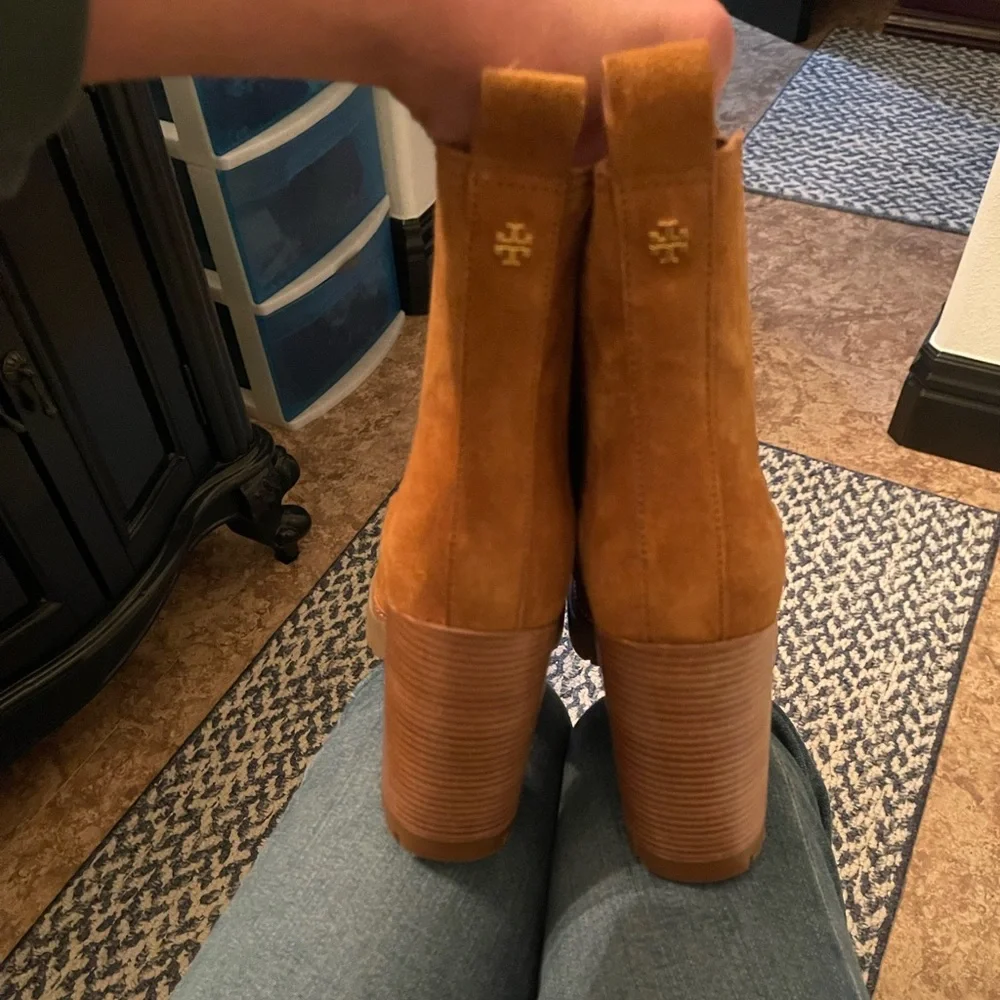 Tory Burch‼️‼️CARSON LUG SOLE ANKLE BOOT - Picture 7 of 7